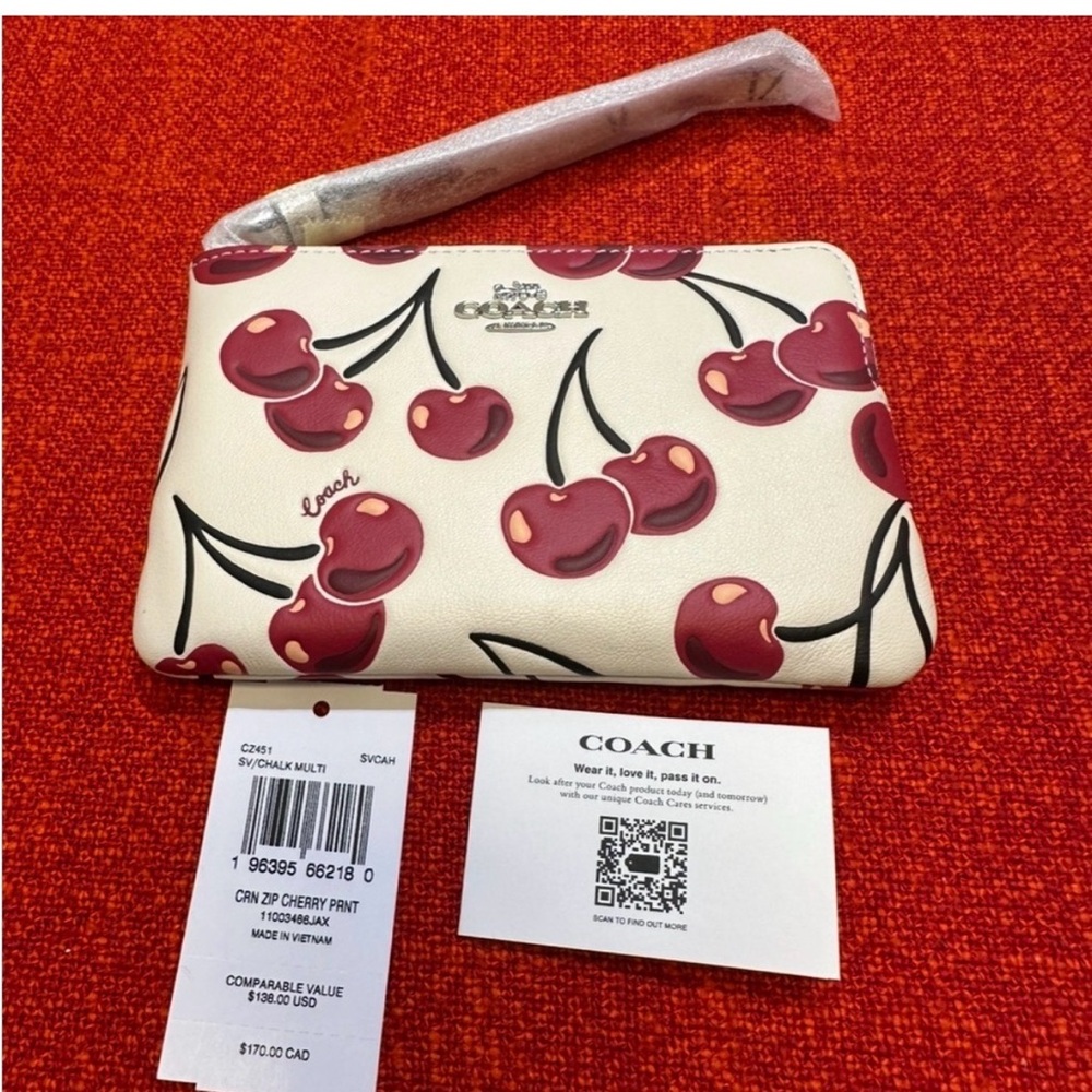 ❤️❤️❤️Authentic Coach wristlet/wallet with cherry print ❤️❤️❤️